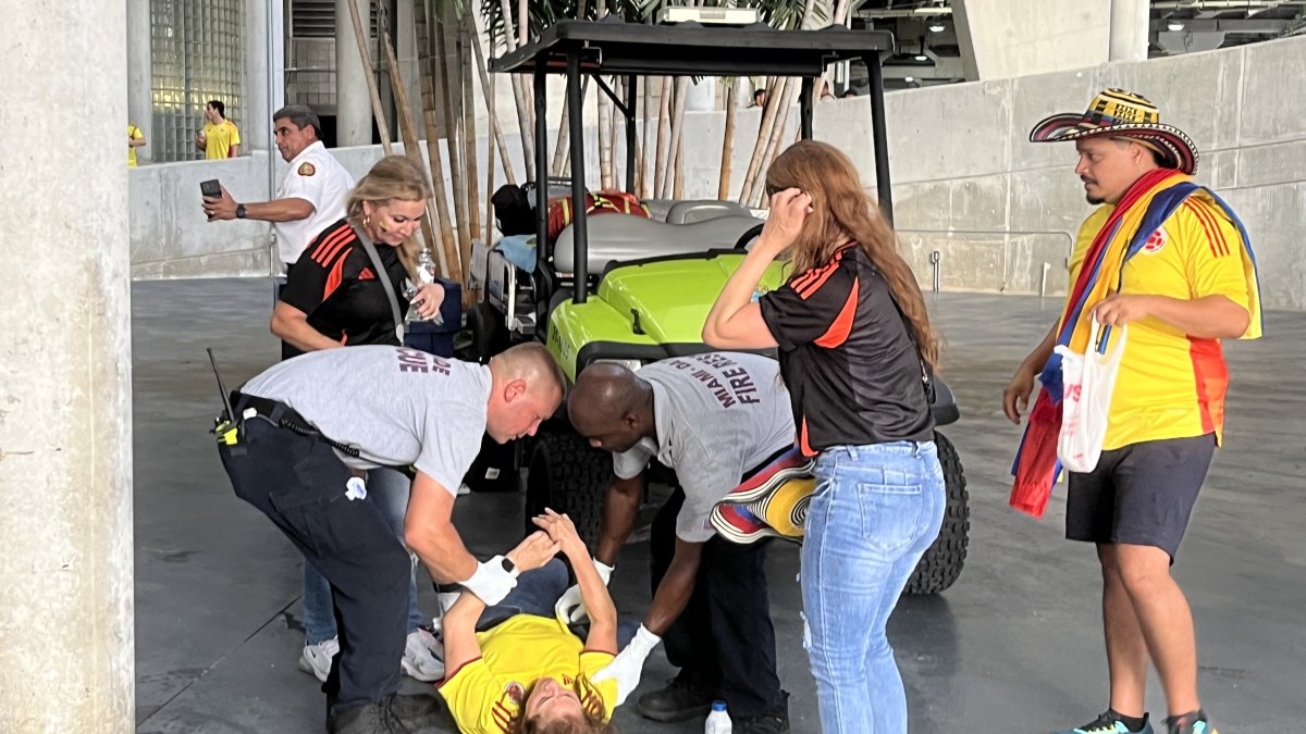 Una hincha de Colombia en el suelo, tratando de ser atendida. Hubo mucho caos.