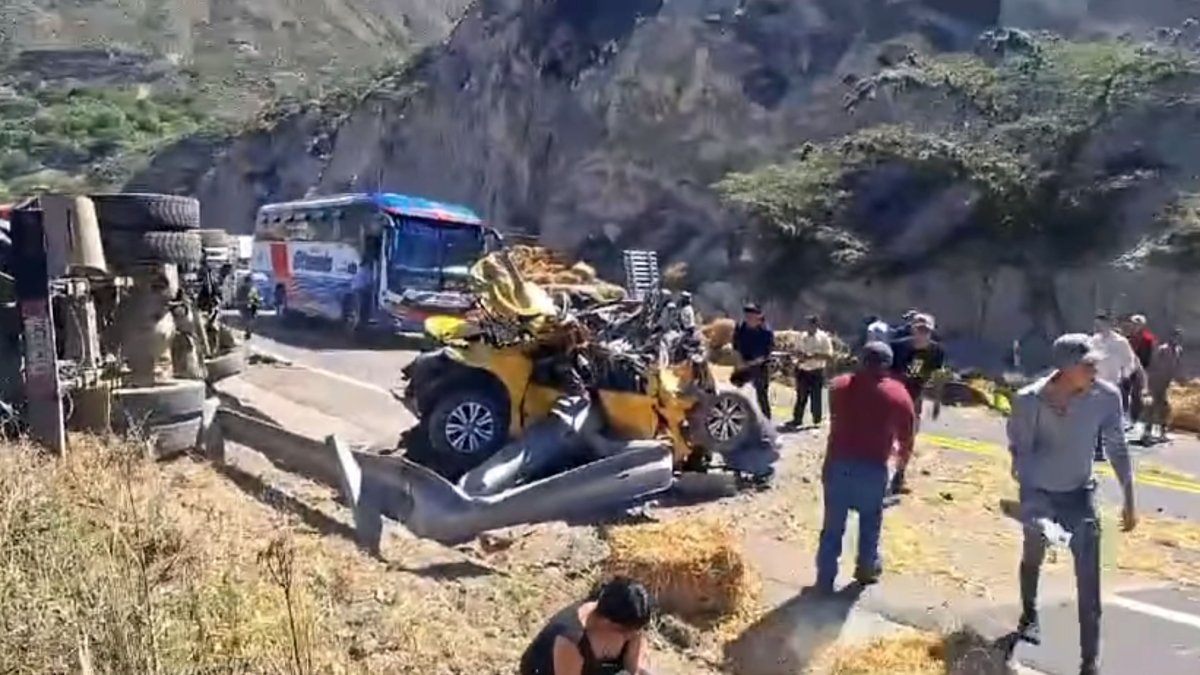 El auto quedó destrozado y el tráiler estaba virado sobre un costado de la avenida Panamericana Norte, tras el impacto