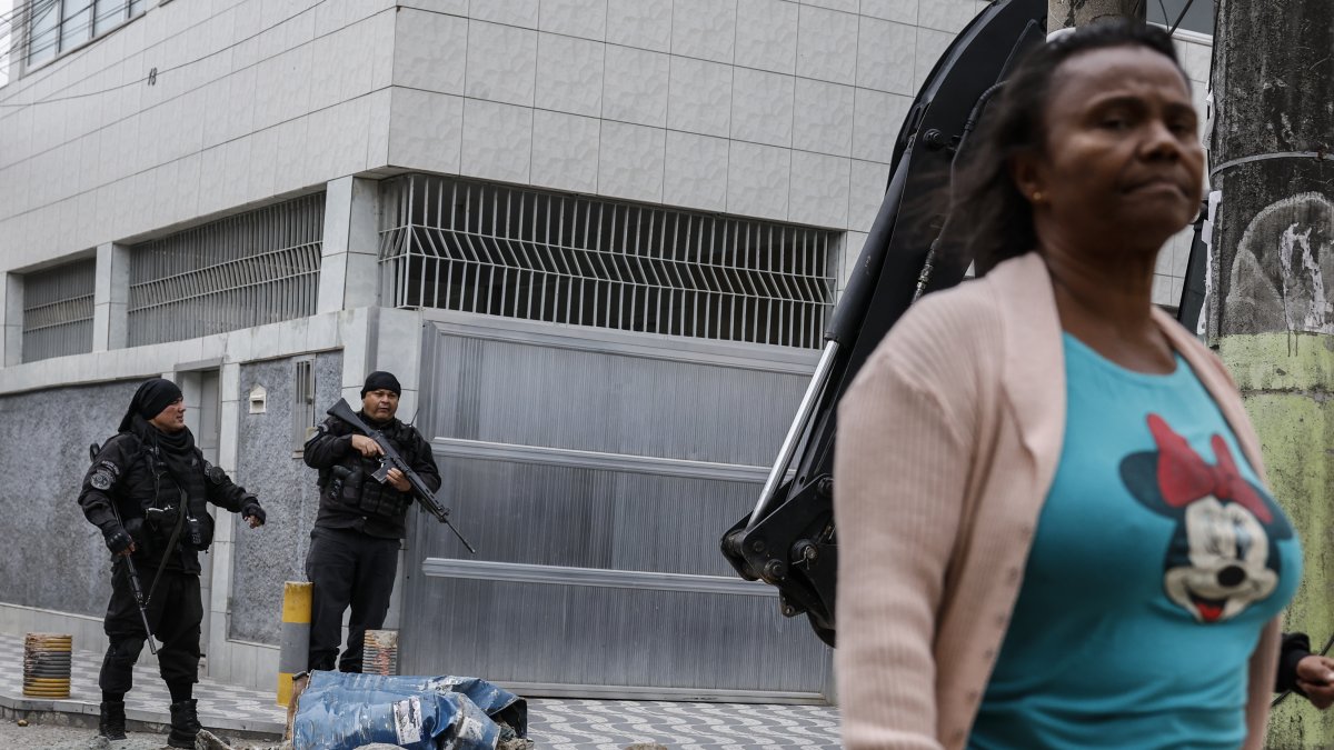 Agentes de las fuerzas de seguridad brasileñas patrullan diez favelas, este lunes, en Río de Janeiro (Brasil).