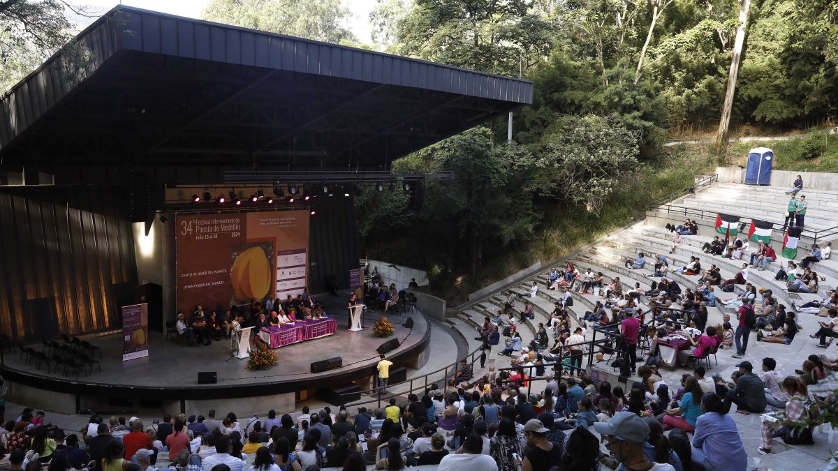 Personas asisten a la inauguración del 34° Festival Internacional de Poesía.