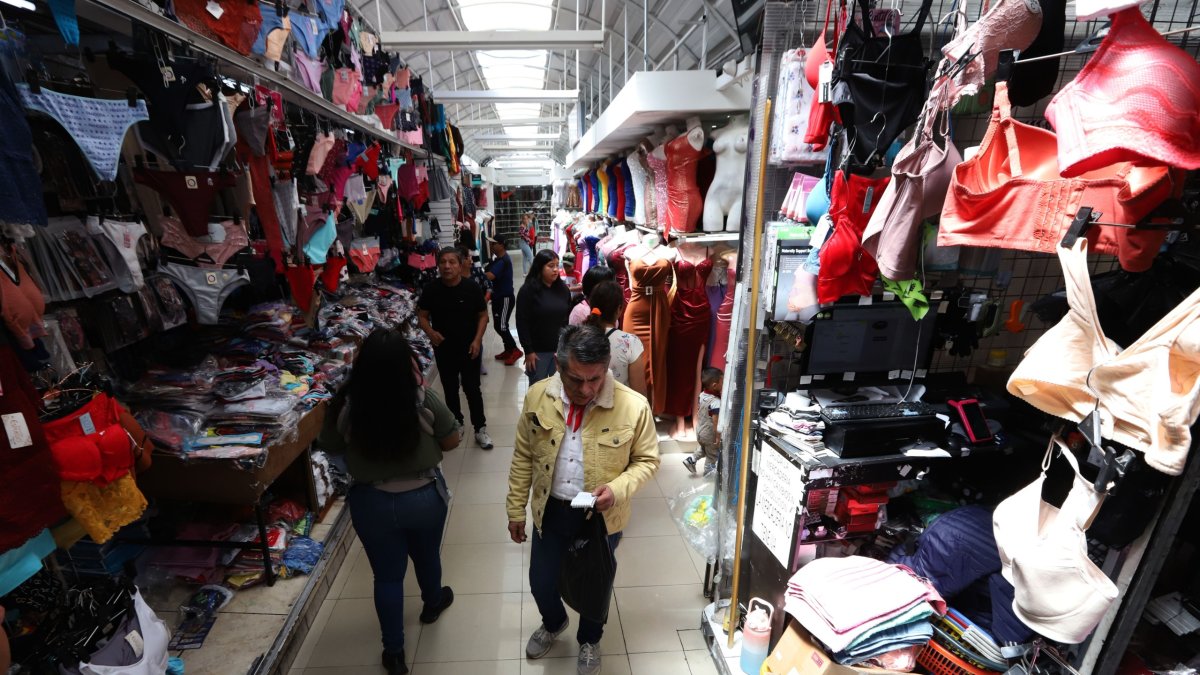 En centros comerciales populares como Nuevo Amanecer, El Tejar y más, los propietarios comentan que sus clientes ya no ingresan y compran en las vías.