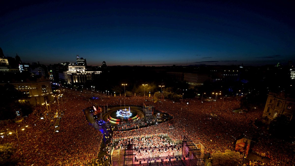 Miles de españoles terminaron en las celebraciones de la selección en la plaza de Cibeles.