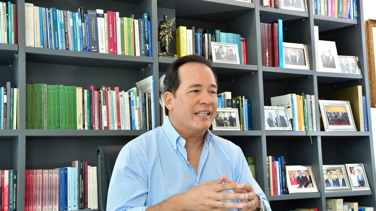 Cucalón es abogado y catedrático; fue asambleísta y ministro de Gobierno.