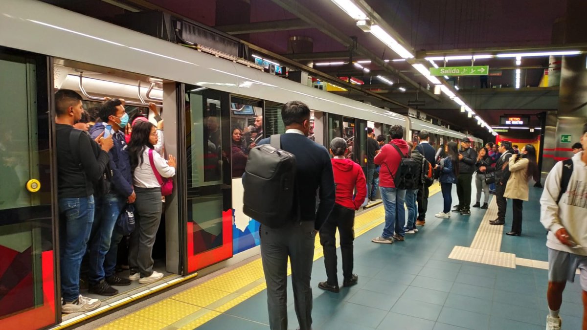 En la estación del Metro de Quito, Cardenal de la Torre, se registró una gotera. En ese andén se han presentado otros percances como aglomeración de personas.