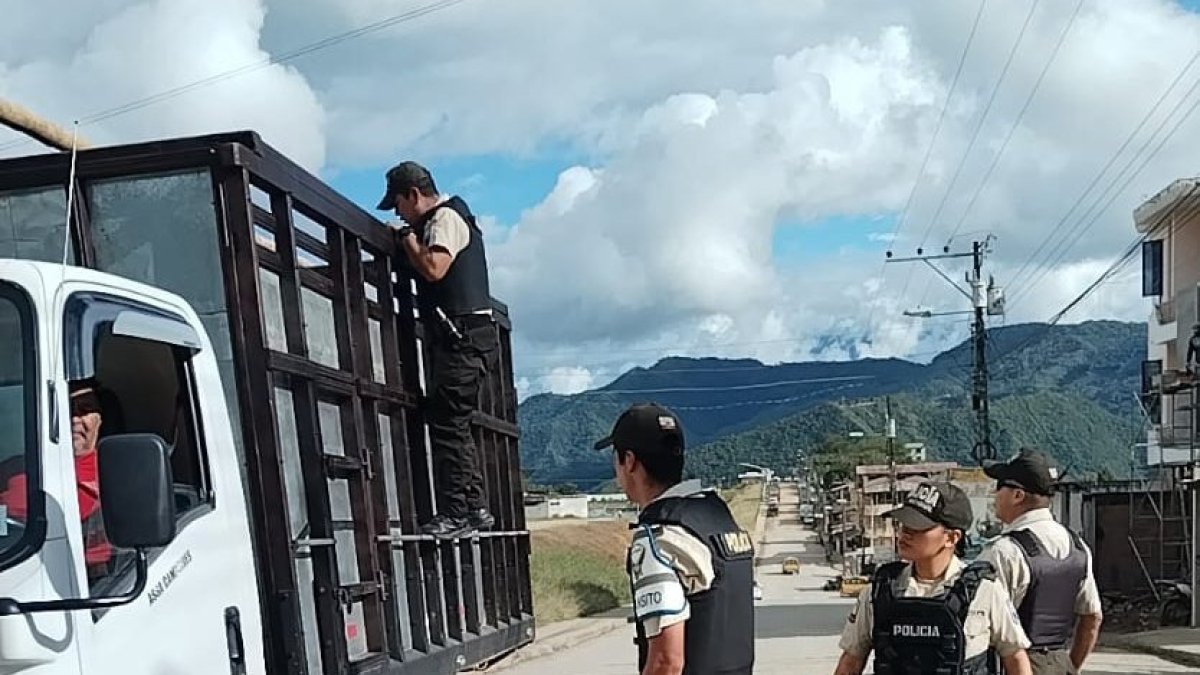 Control. Uno de los operativos que la Policía Nacional realiza en las carreteras de Ecuador, por la inseguridad.