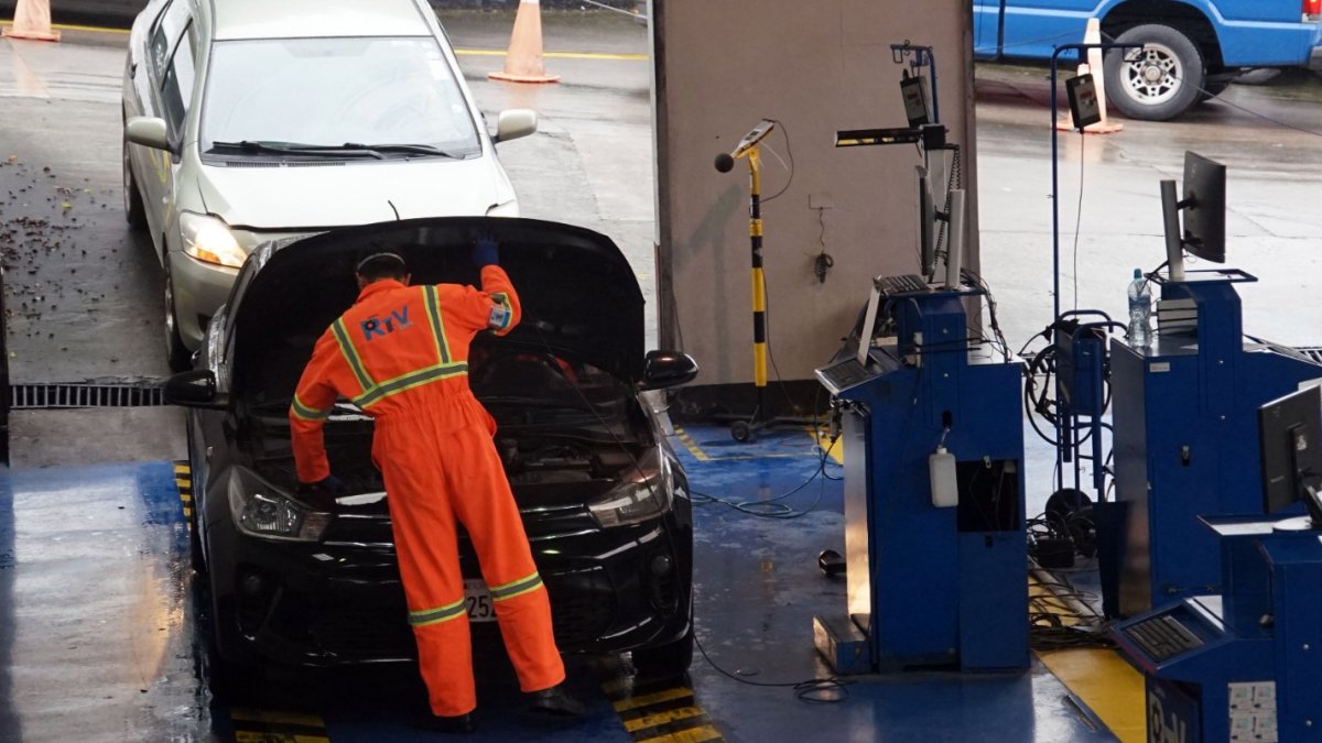 El proceso de revisión se realiza en seis centros de la AMT en Quito.