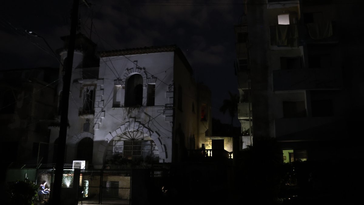 Viviendas a oscuras durante un apagón en La Habana.