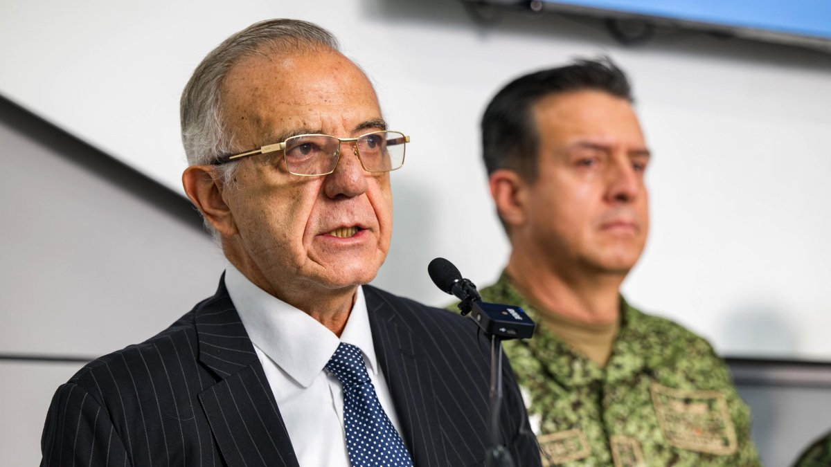 Ministro de Defensa, Iván Velásquez, durante una rueda de prensa en Bogotá.