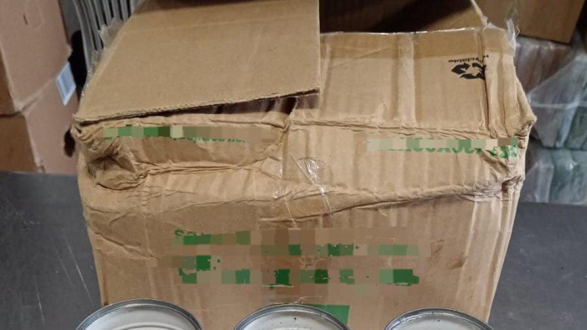 La droga hallada por la Policía estaba en enlatados.