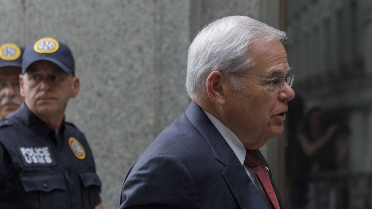 El senador estadounidense Bob Menéndez, de Nueva Jersey, llega al tribunal federal de Manhattan para su juicio por corrupción.