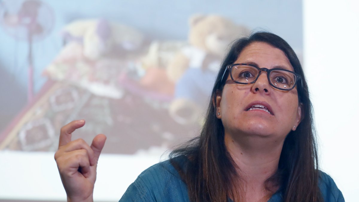 La directora para las Américas de Human Rights Watch, Juanita Goebertus, habla durante la presentación de un informe.