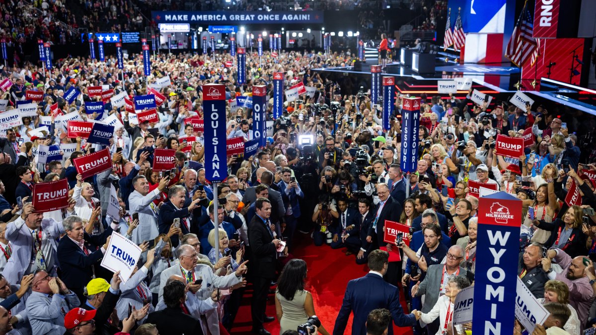 Milwaukee. El senador JD Vance (abajo a la derecha) llega para aceptar su nominación a la vicepresidencia.