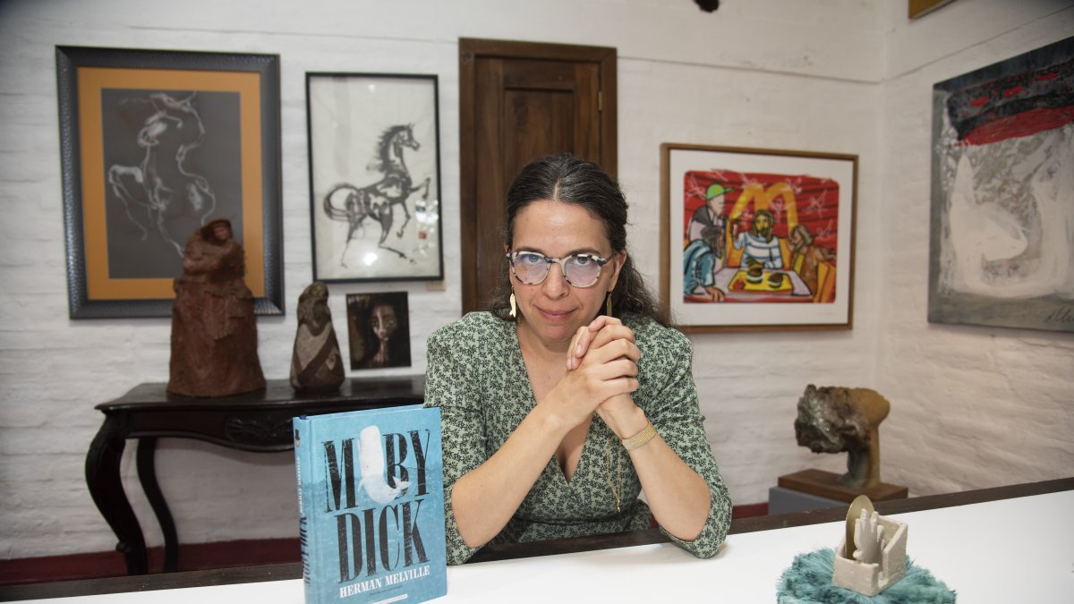 Casandra Sabag es artista y antropóloga visual. Labora en el campo de la divulgación de conocimientos a través de la docencia, la creación y las narrativas transmedia.