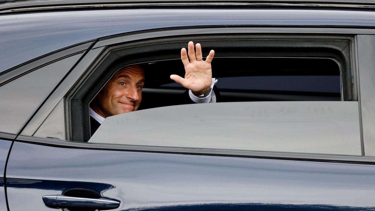 El presidente Emmanuel Macron sale en coche después de asistir al desfile militar del Día de la Bastilla en la Avenida Foch, en París.