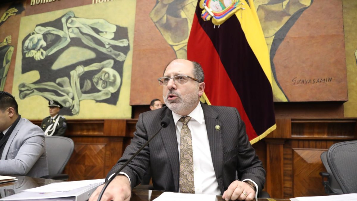 La suspensión fue criticada por el interpelante Jorge Peñafiel pero dijo que acatará lo que disponga el Pleno.