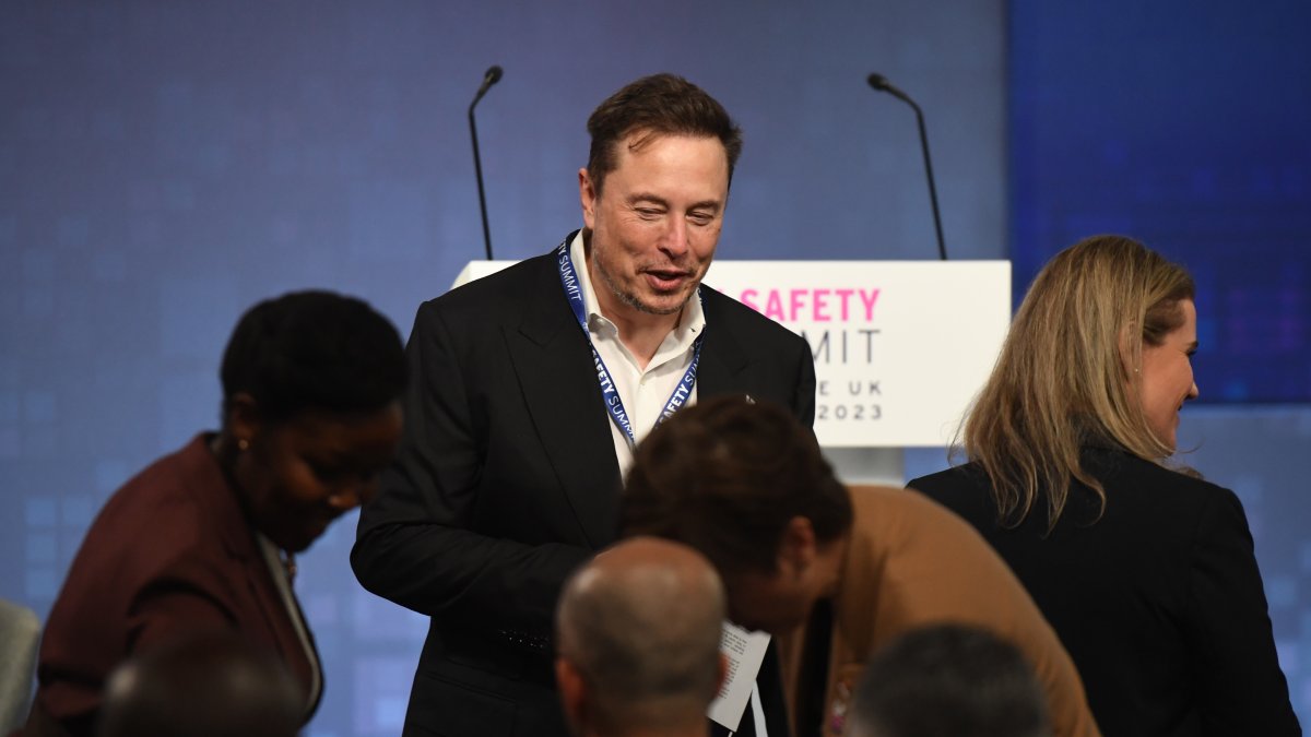 Elon Reeve Musk, conocido como Elon Musk, es un empresario, inversor y magnate sudafricano que también posee las nacionalidades canadiense y estadounidense.