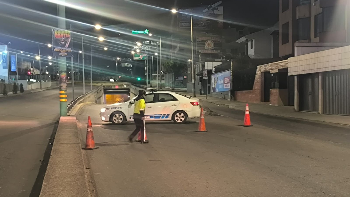 Policías y delincuentes se enfrentaron en la avenida Simón Bolívar, en Quito.
