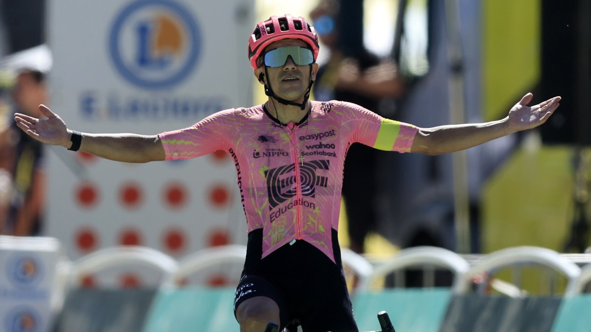 El ciclista ecuatoriano Richard Carapaz, de EF Education - EasyPost, celebra mientras cruza la línea de meta para ganar la etapa 17.