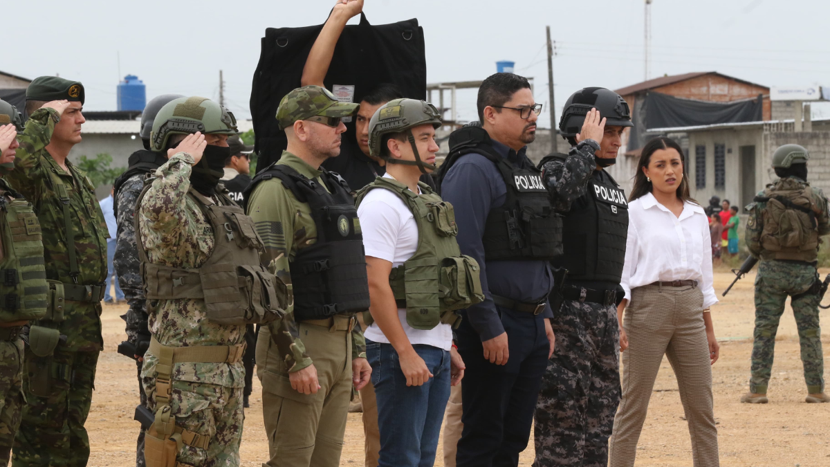 Escoltado con tanques militares llegó Daniel Noboa a Durán.