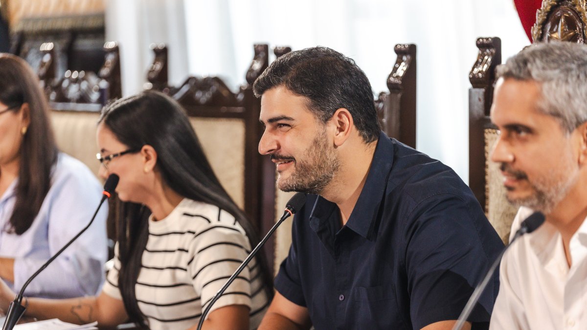 Aquiles Álvarez insistió en que “una comercializadora que tiene contrato con el Estado para comercializar le puede vender a su afiliada que es Fuelcorp, que es distribuidora