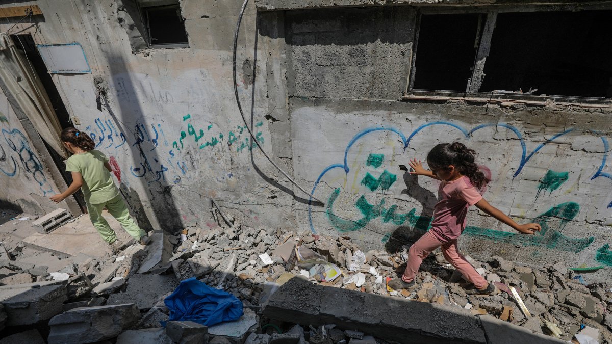 Destrozos provocados por el ataque israelí en el campo de refugiados de Nusairat.