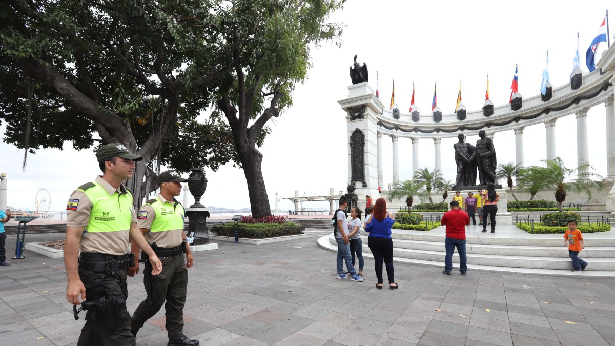 Policías vigilan el sector de La Rotonda, uno de los centros turísticos de la ciudad.