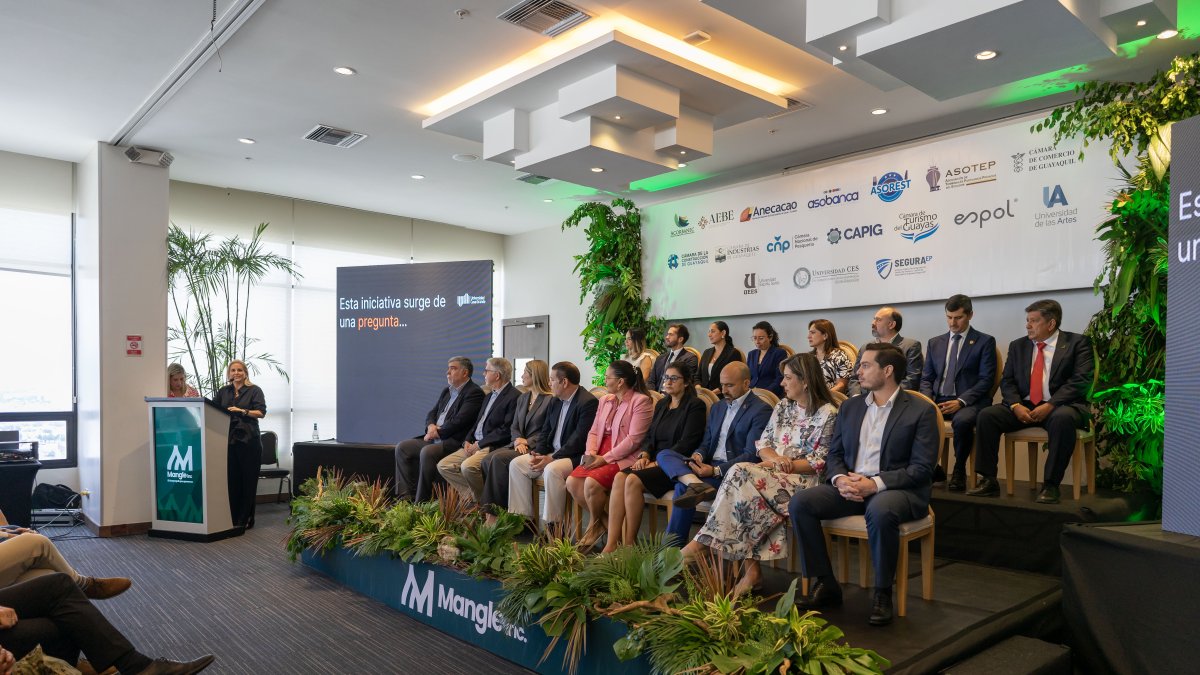 Representantes empresariales y de universidades, en el lanzamiento de la iniciativa.
