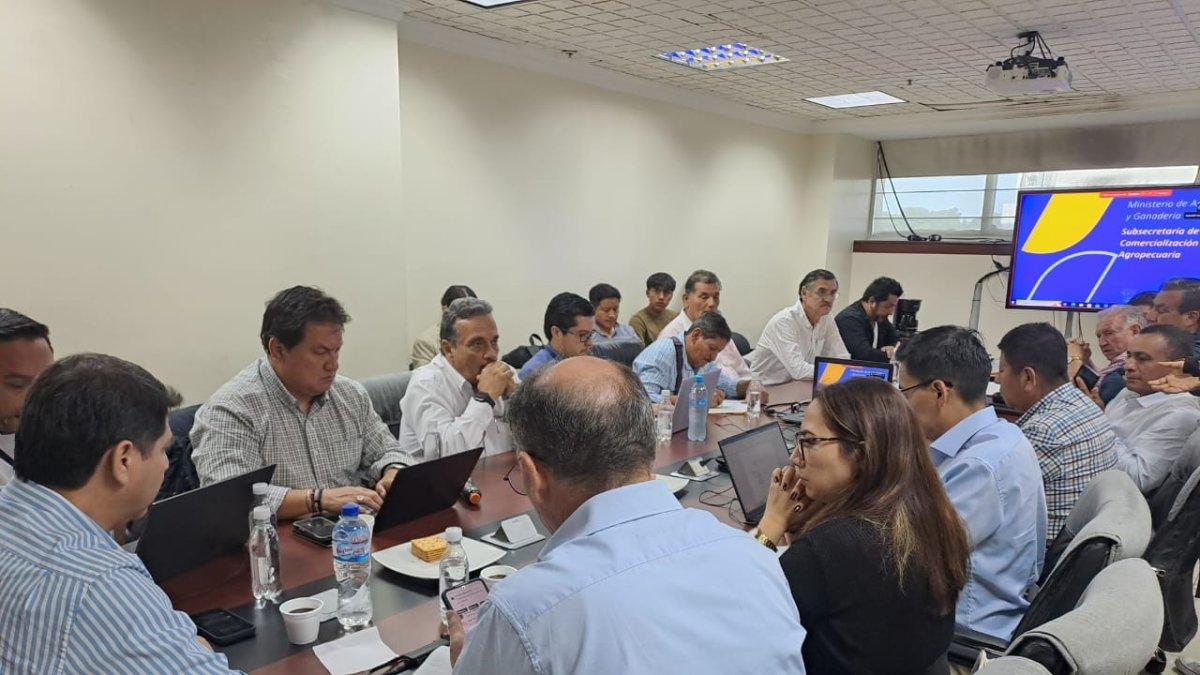 Productores e industriales se reunieron con autoridades del MAG.