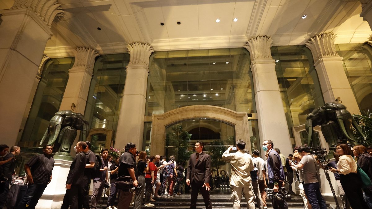 Los periodistas esperan afuera del lugar después de que seis personas fueran encontradas muertas en el hotel Grand Hyatt Erawan en Bangkok, el 16 de julio de 2024.