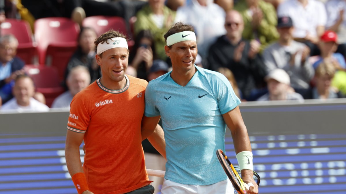 Ruud (i) y Nadal ya están entre las mejores cuatro parejas del torneo. 