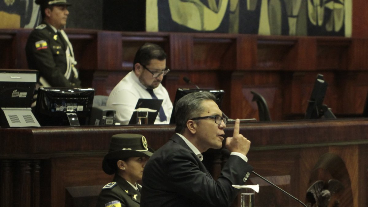 En varias ocasiones, el interpelado llamó a los asambleístas a fiscalizar otros casos judiciales.