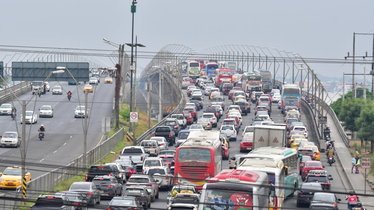 Los cierres del puente de la Unidad Nacional han sido reiterados en las últimas semanas, generando congestión vehicular y malestar en los conductores.