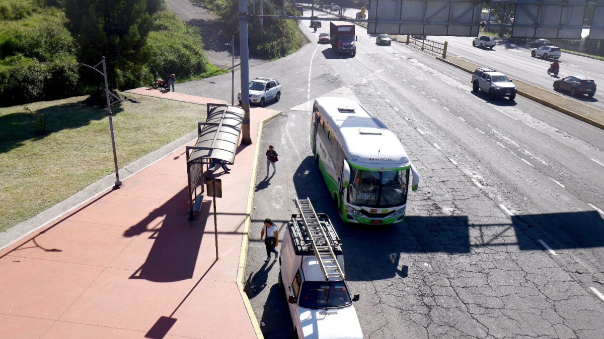 La vía que une el valle de Tumbaco y Cumbayá con Quito tiene 13,6 kilómetros. Una gran parte de la arteria está desolada.