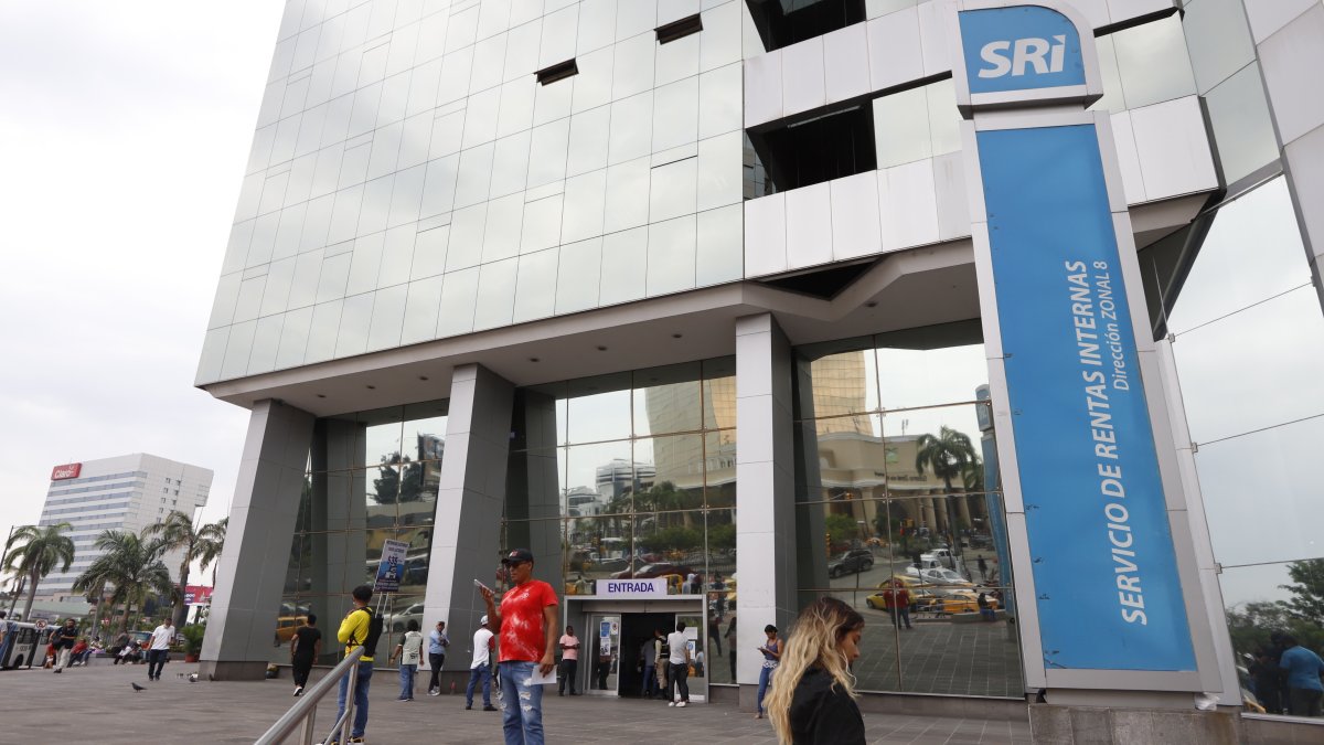 Entidad. A diario, personas llegan a las oficinas del SRI para preguntar sobre el pago de la devolución.