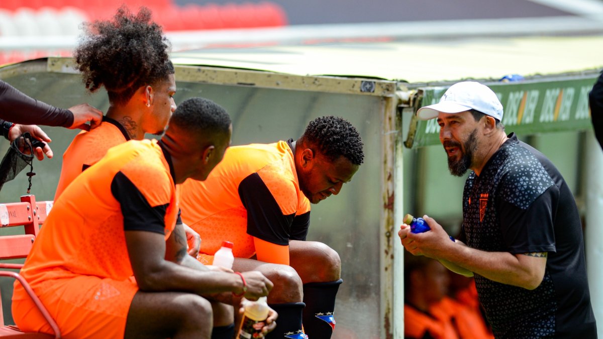 El entrenador argentino Vitamina Sánchez (d) tendrá su debut en el banquillo de Liga de Quito.