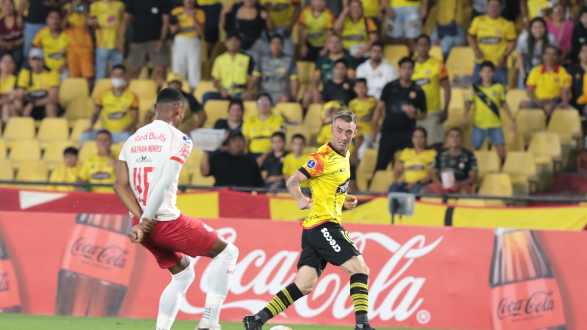 Damián Díaz disputando el balón con un jugador de Bragantino.