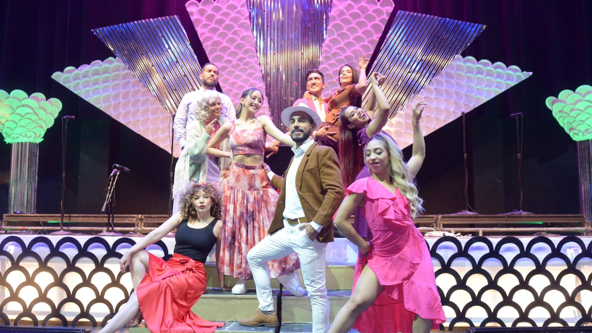 Los artistas envuelven a los espectadores en una historia de pasión, humor y drama. 