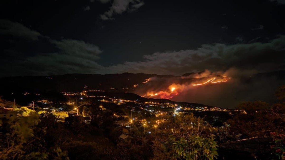 Bomberos y equipos de rescate trabajan Intensamente para controlarlo.
