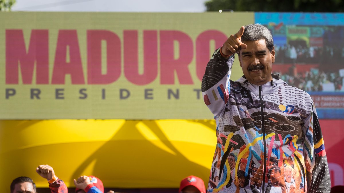 El presidente de Venezuela y candidato a la presidencia, Nicolás Maduro, saluda en un acto de campaña