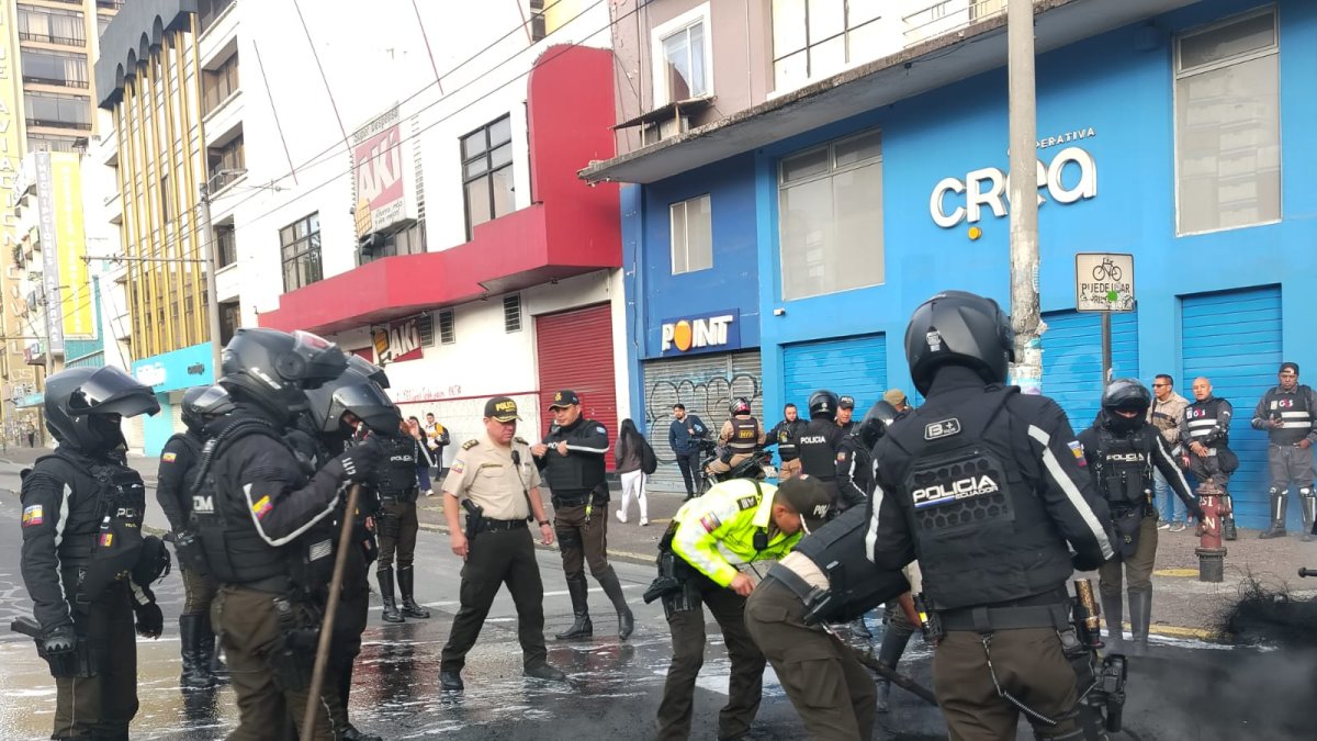 La Policía limpió las calles en donde los manifestantes quemaron llantas.