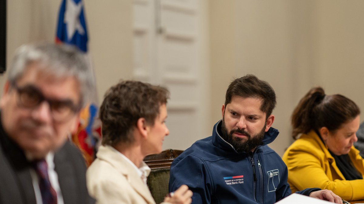 Gabriel Boric (c), junto a la ministra del interior, Carolina Toha (c-i) durante una reunión de gabinete pro seguridad