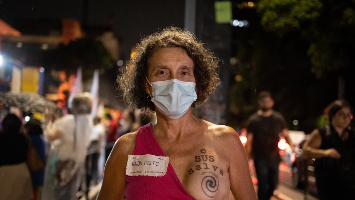 Una mujer durante una manifestación para denunciar la violencia machista en Brasil.