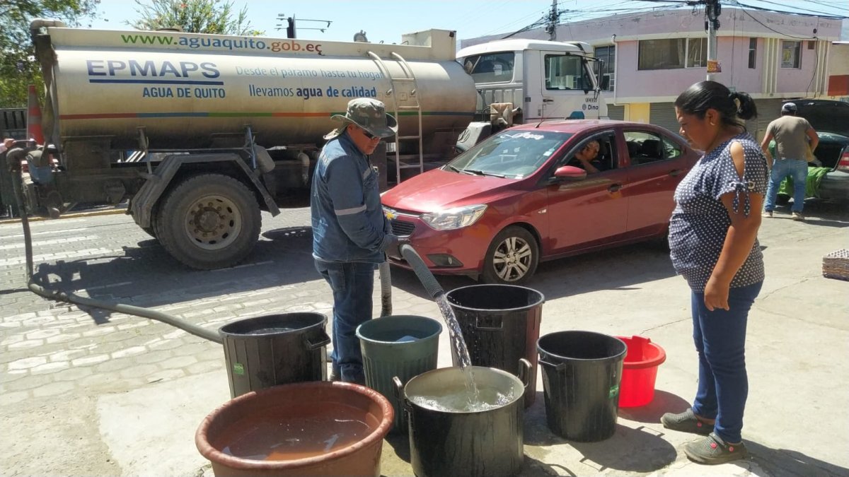 En el barrio Collaquí se rompió la rotura de una tubería. Tanqueros llegaron al sector para abastecer a los moradores.