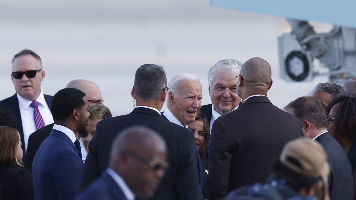 El presidente estadounidense Joe Biden (centro) habla con varios políticos de Nevada después de despegar del Air Force One.