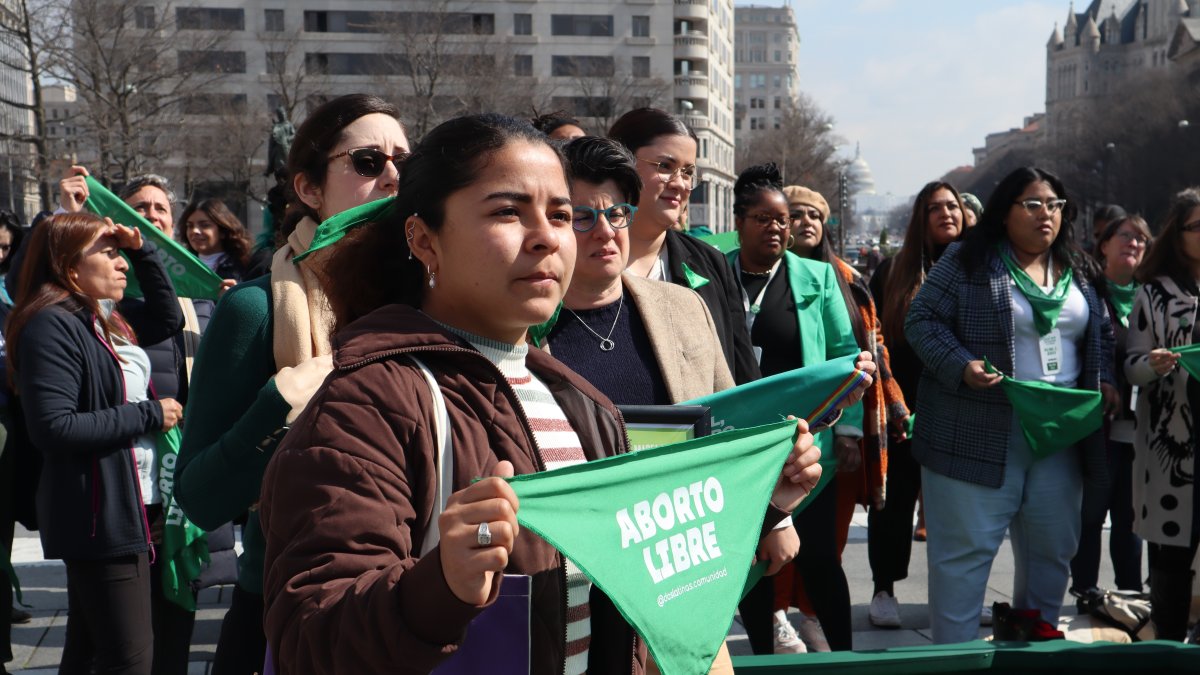 Varias mujeres mientras participan en una manifestación a favor del aborto en Washington.