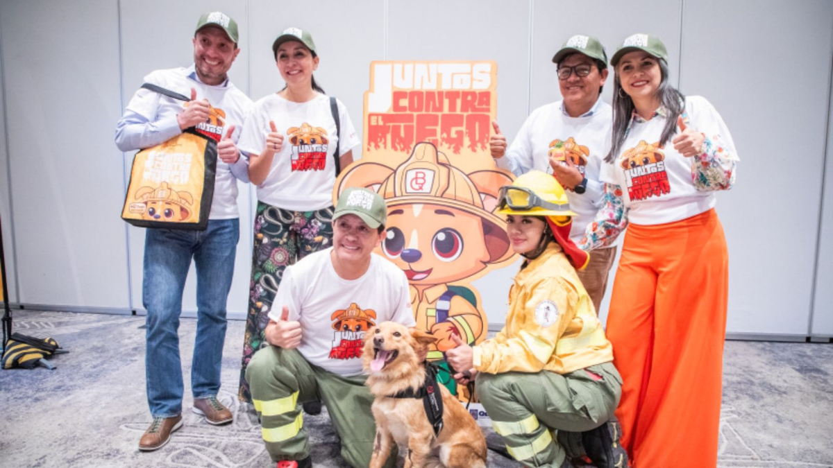 El perrito Chaupi se convirtió en bombero honorario y ahora vive en la Comandancia del Cuerpo de Bomberos de Quito.