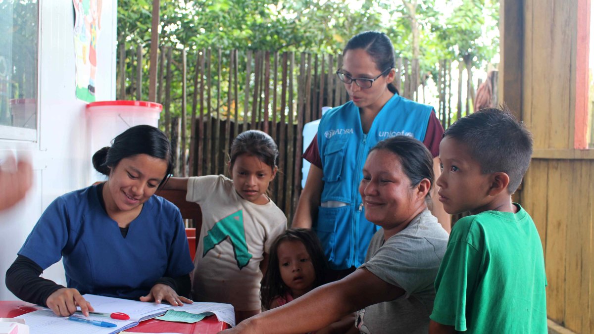Una integrante de Unicef da información sobre salud en la comunidad de Truenococha, San Juan de Sasipahua.