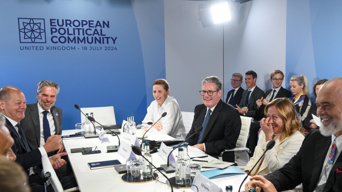 Woodstock. Keir Starmer (izq.) asiste con otros de sus pares a la sesión del Grupo de Trabajo sobre Migración.