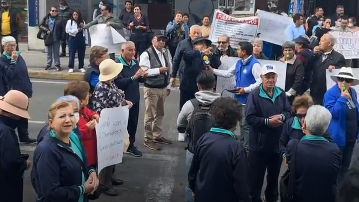 Jubilados y pensionistas protestando.