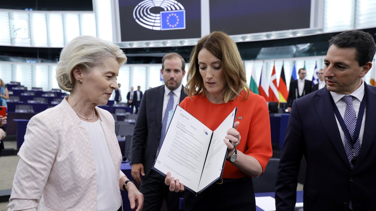 Estrasburgo (Francia). Roberta Metsola y Ursula von der Leyen (izq.), durante la entrega del documento oficial que revalida la continuación al frente de la Comisión Europea.